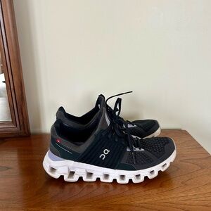 On Cloud 5 Women’s Running Shoes Black White – Excellent Condition
